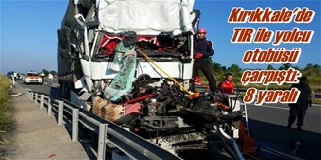 Kırıkkale´de TIR ile yolcu  otobüsü çarpıştı: 8 yaralı