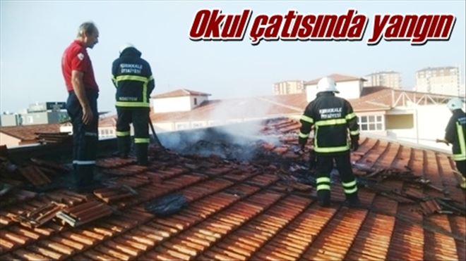 Okul çatısında yangın