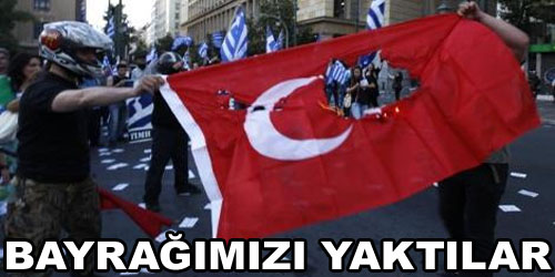 Yunanlar Türk Bayrağını Yaktı