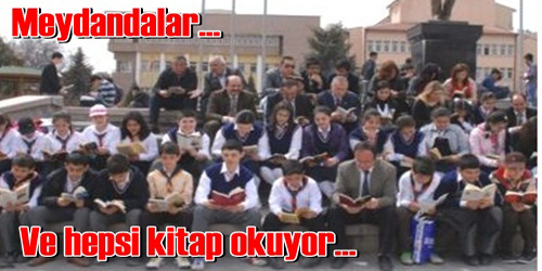 200 Kişi Atatürk Anıtı Önünde Kitap Okudular  