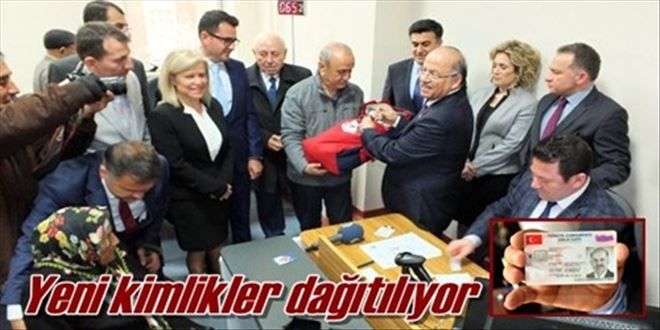 Kimlikler dağıtılıyor