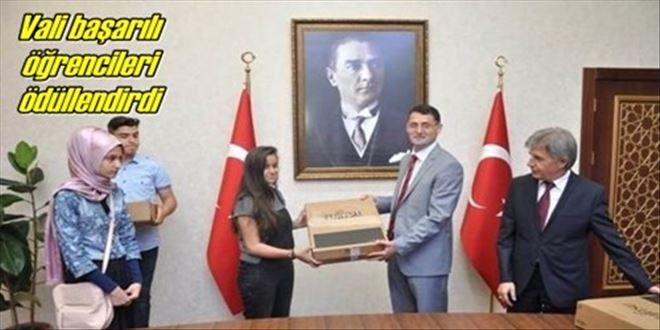 Vali öğrencileri ödüllendirdi