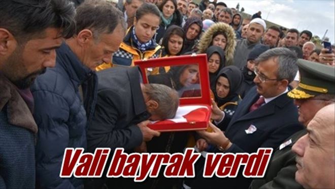 Vali bayrak verdi