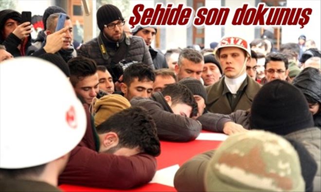 Şehide son dokunuş