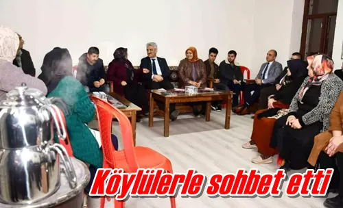 Köylülerle sohbet etti