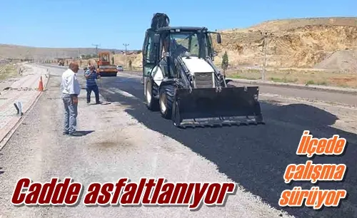 Cadde asfaltlanıyor