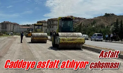 Caddeye asfalt atılıyor