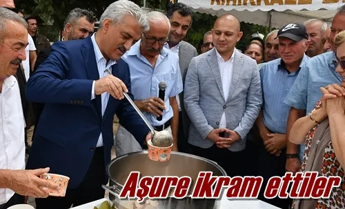 Aşure ikram ettiler