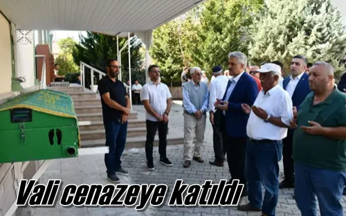 Vali cenazeye katıldı