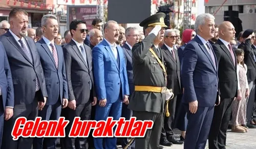 Çelenk bıraktılar
