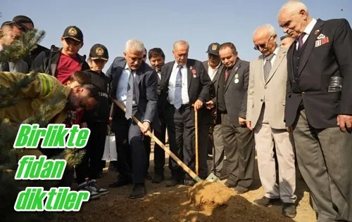 Birlikte fidan diktiler