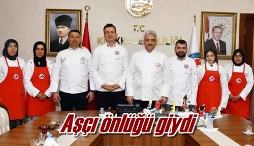 Aşçı önlüğü giydi