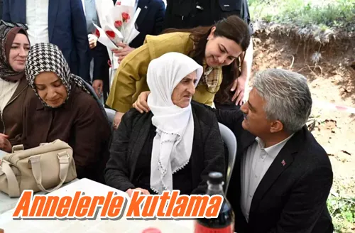 Annelerle kutlama