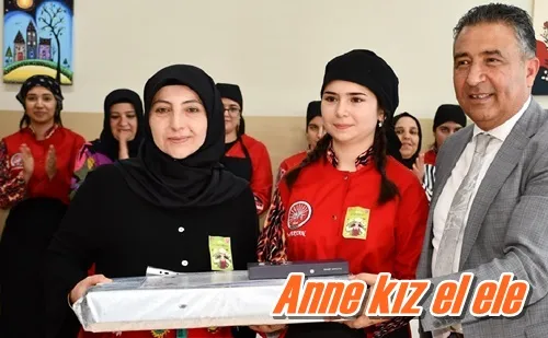 Anne kız el ele