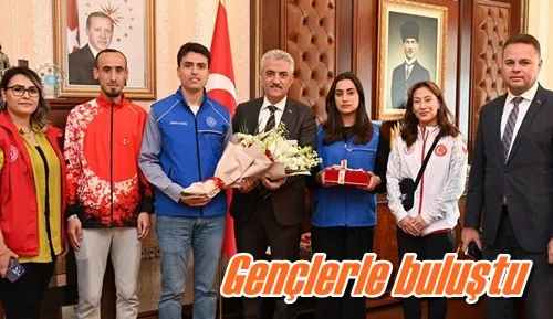 Gençlerle buluştu