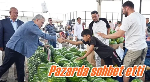Pazarda sohbet etti