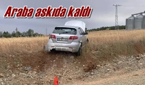 Araba askıda kaldı