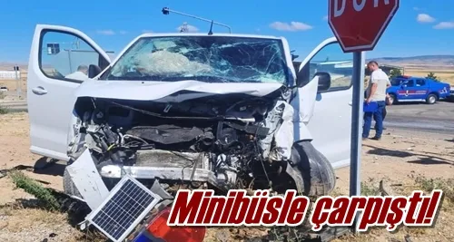 Minibüsle çarpıştı!