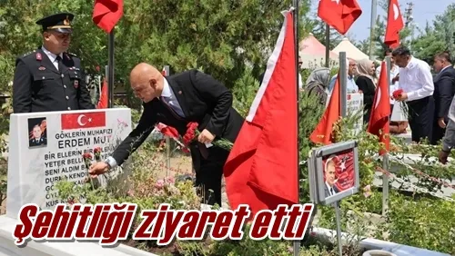 Şehitliği ziyaret etti
