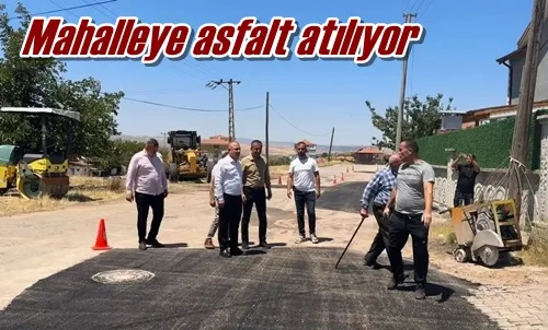 Mahalleye asfalt atılıyor