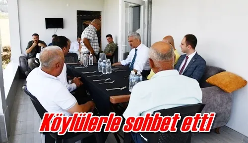 Köylülerle sohbet etti