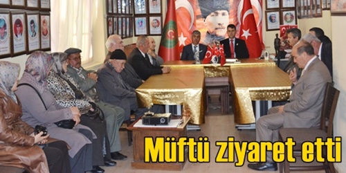 Şehitleri ziyaret etti