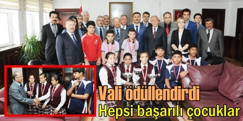 Vali öğrencileri ödüllendirdi