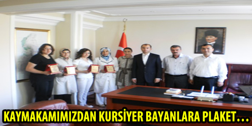 KAYMAKAMIMIZDAN KURSİYER BAYANLARA PLAKET